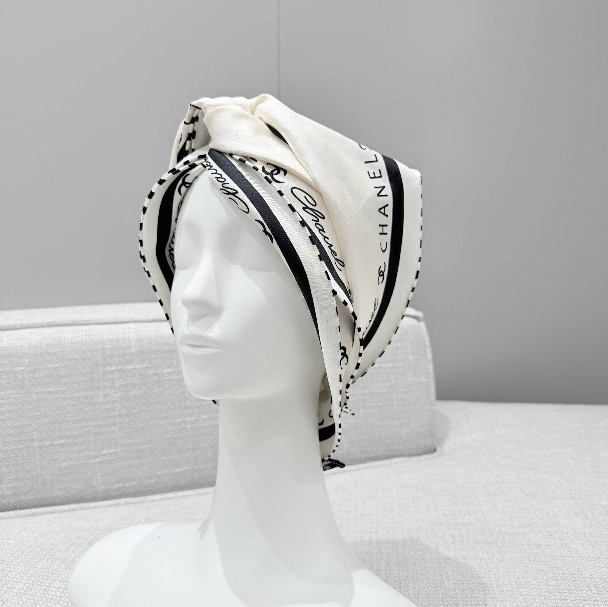 CHANEL 25S SCARF 160 IN SILK 697664
