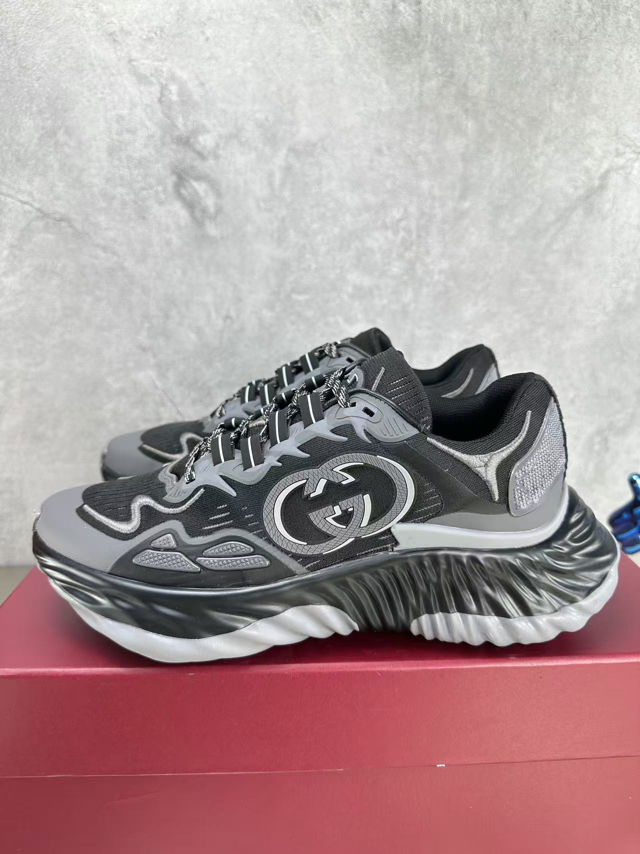 GUCCI RIPPLE SNEAKER IN LIGHT GRAY MIX BLACK LAMBSKIN AND FABRIC