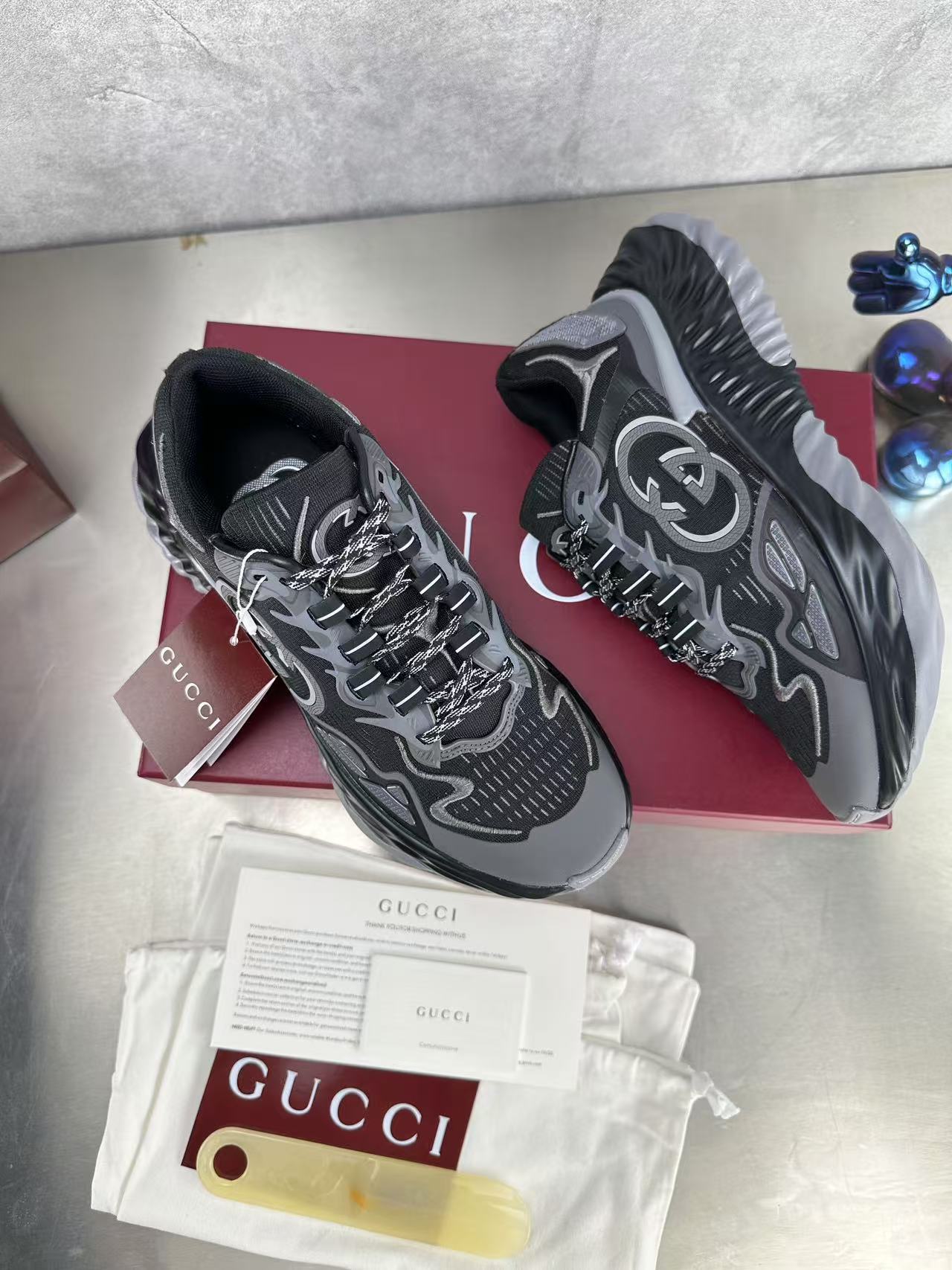 GUCCI RIPPLE SNEAKER IN LIGHT GRAY MIX BLACK LAMBSKIN AND FABRIC