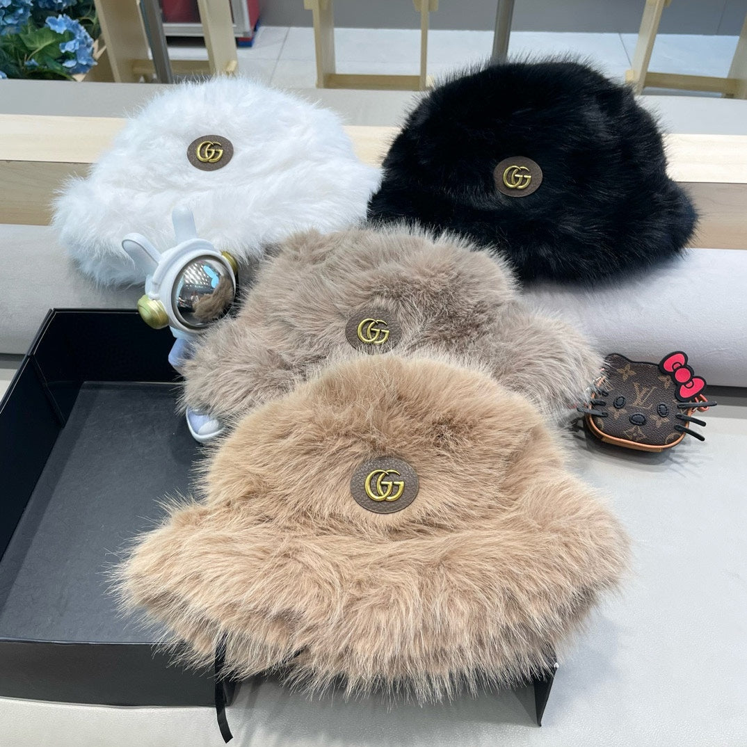 GUCCI BUCKET HAT IN WHITE FOX FUR 404750