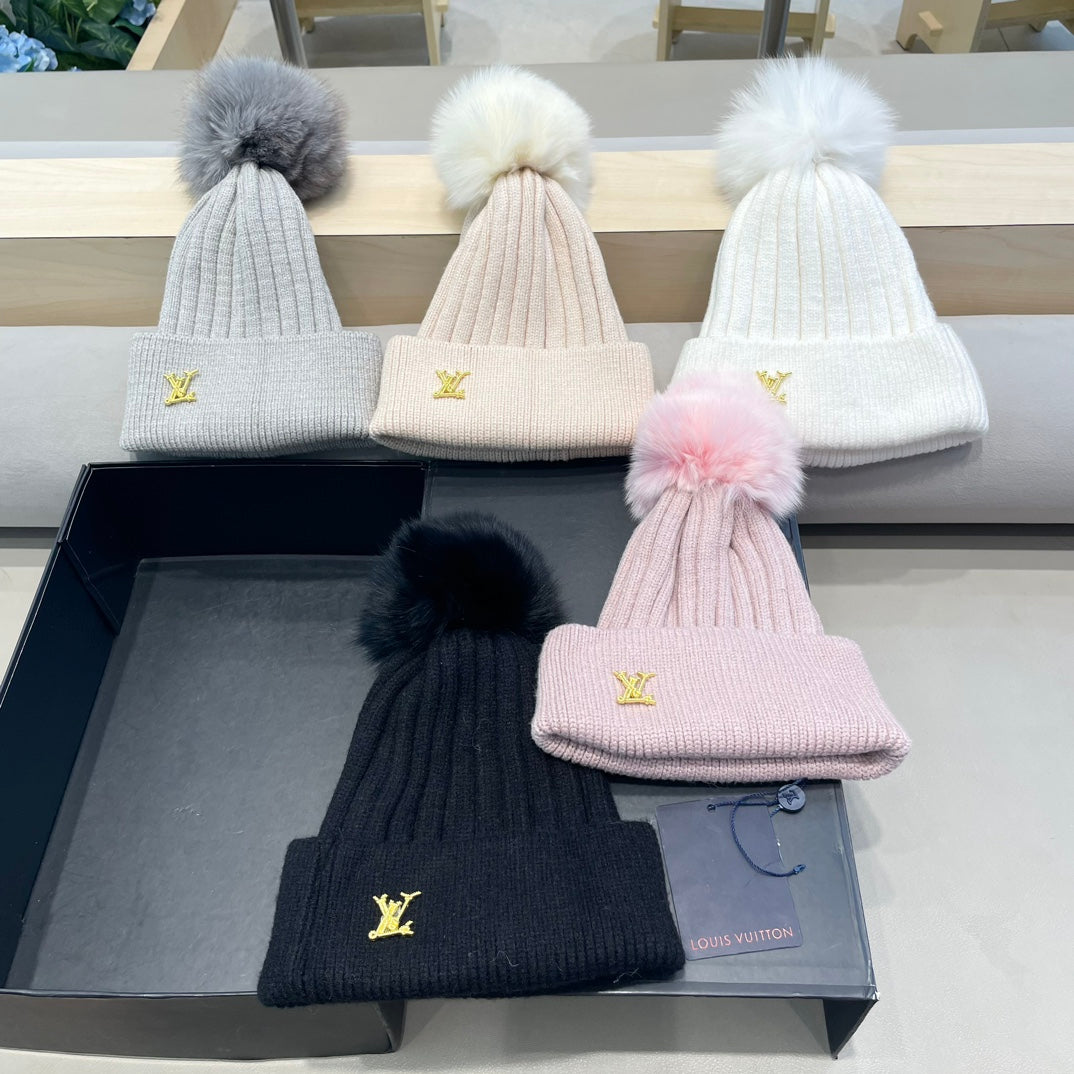 LOUIS VUITTON KNITTED BEANIE HAT IN WHITE WOOL AND FOX FUR 409790