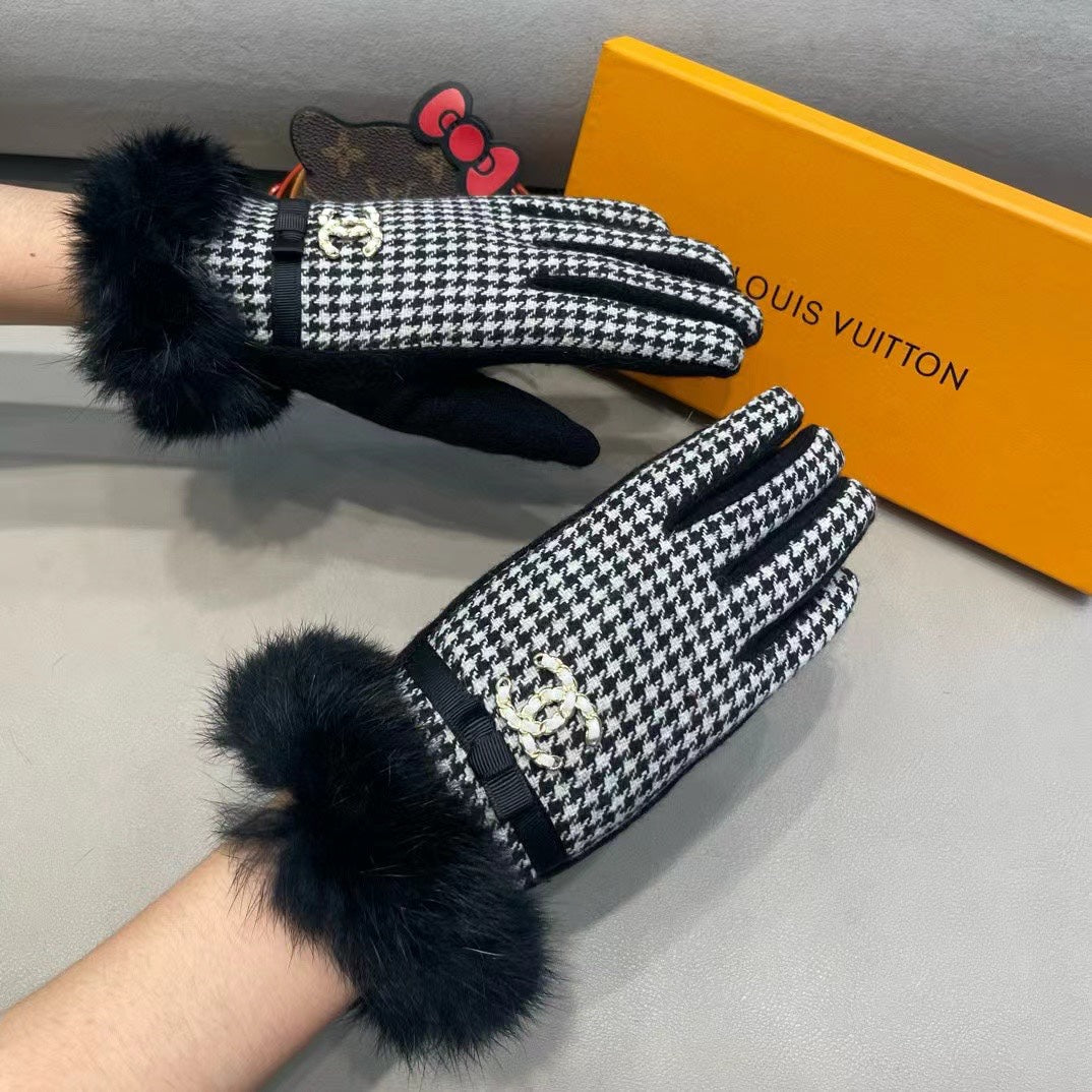 CHANEL GLOVES IN BLACK MIX WHITE WOOL AND RABBIT FUR 417182