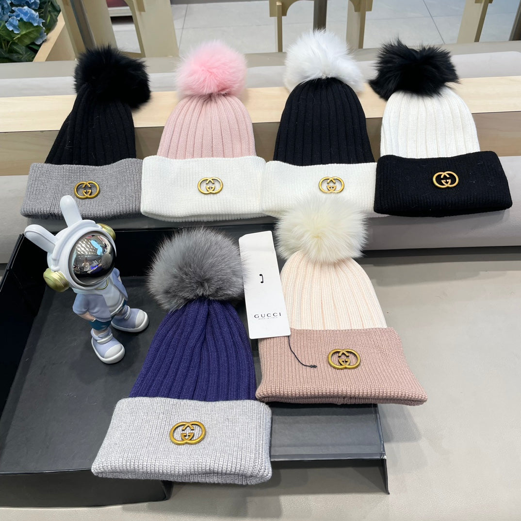 GUCCI BEANIE HAT IN BLACK MIX WHITE WOOL AND FOX FUR 422524