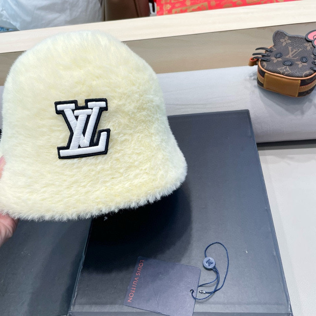 LOUIS VUITTON BUCKET HAT IN WHITE RABBIT FUR 426224