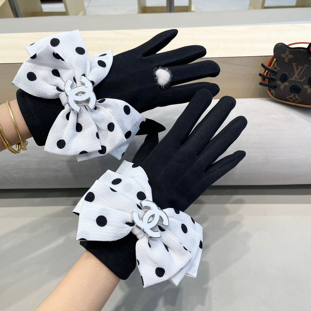 CHANEL GLOVES IN BLACK MIX WHITE WOOL 454572