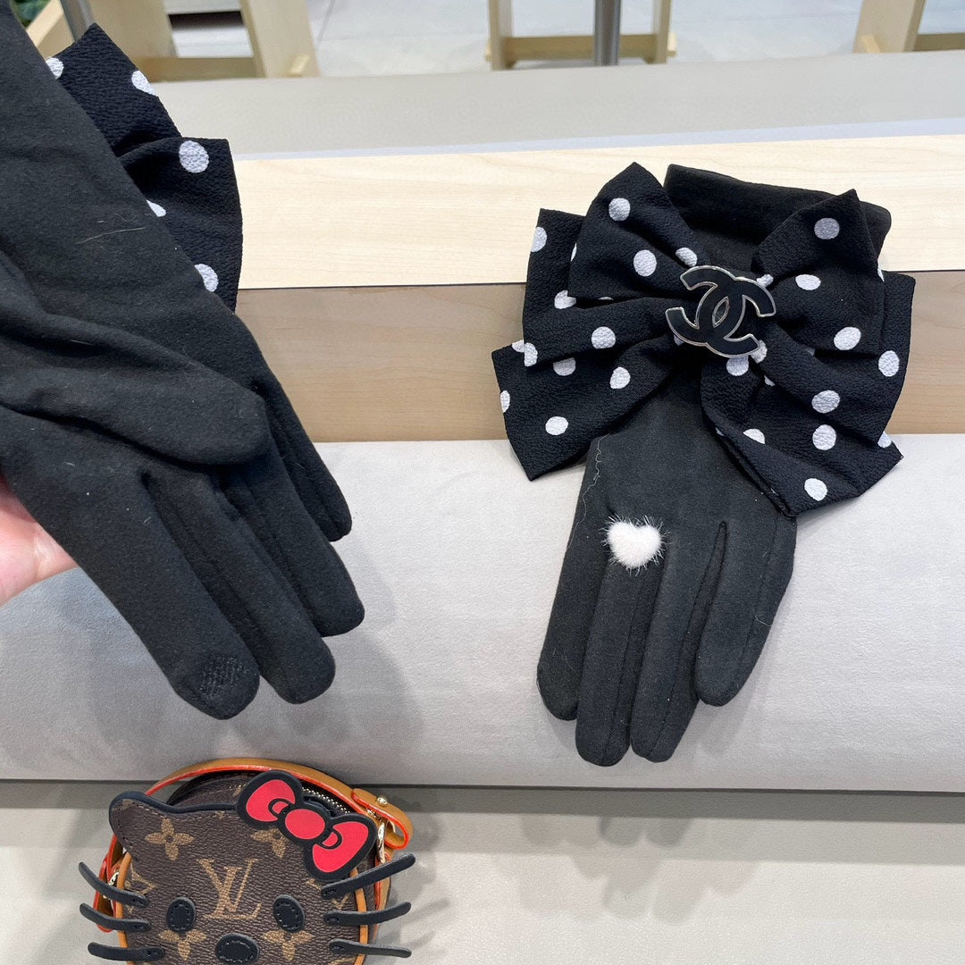 CHANEL GLOVES IN BLACK MIX WHITE WOOL 454573