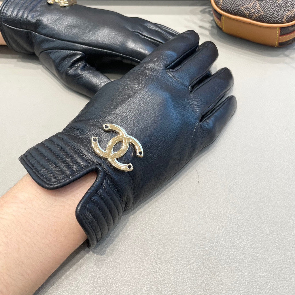 CHANEL GLOVES IN BLACK LAMBSKIN WITH GOLD LOGO 462414