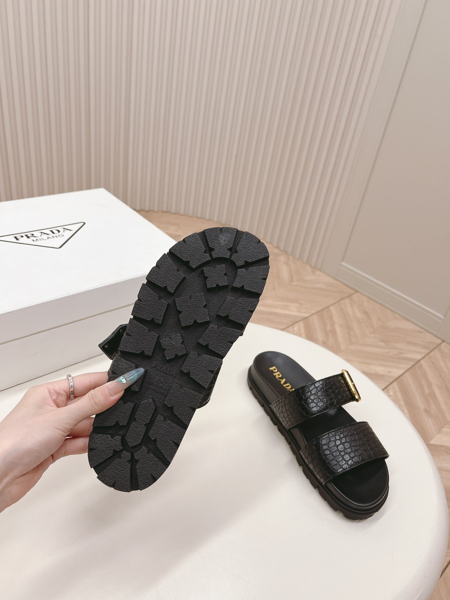 PRADA CROCODILE MOTIF SLIDES SANLS BLACK CALFSKIN