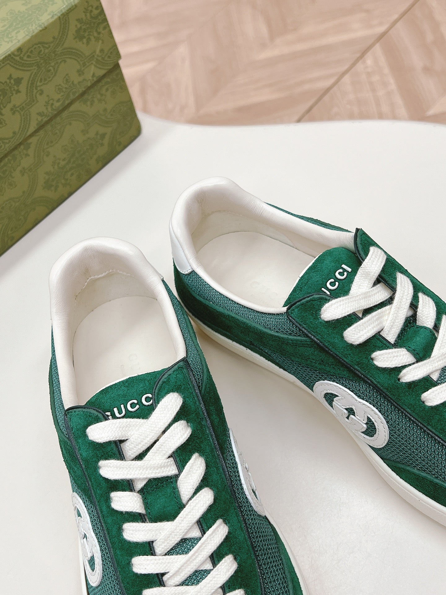GUCCI SNEAKER WITH INTERLOCKING G IN GREEN FOREST SUEDE AND MESH