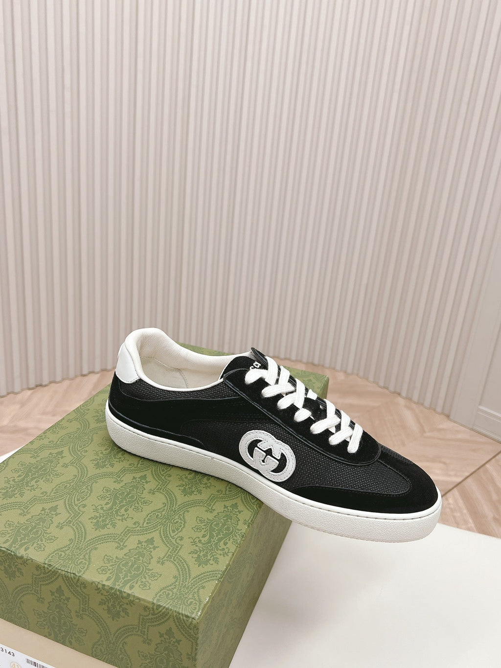 GUCCI SNEAKER WITH INTERLOCKING G IN BLACK SUEDE AND MESH