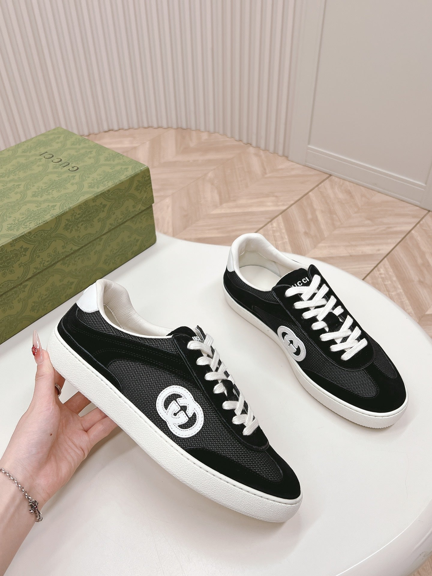 GUCCI SNEAKER WITH INTERLOCKING G IN BLACK SUEDE AND MESH
