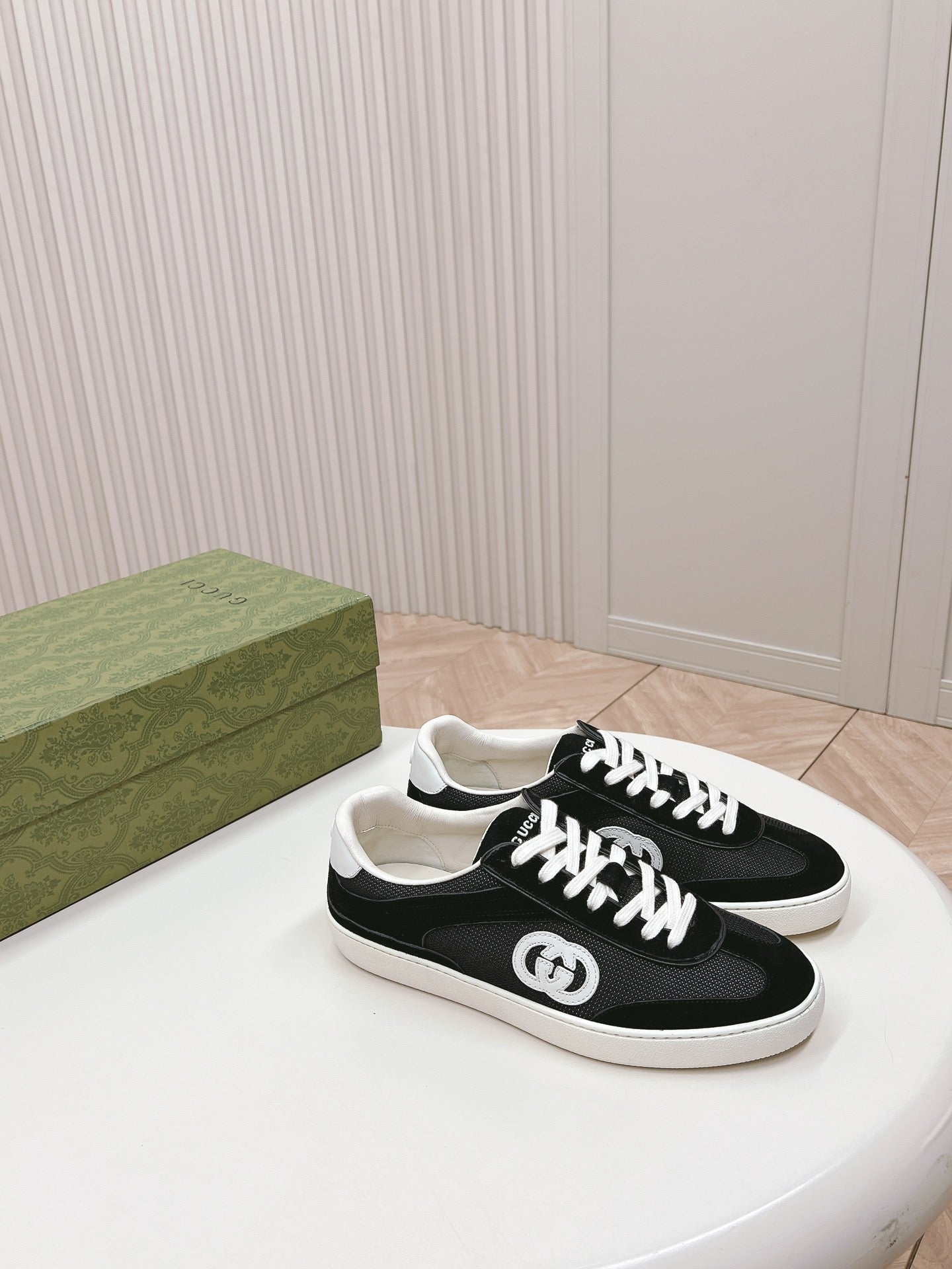 GUCCI SNEAKER WITH INTERLOCKING G IN BLACK SUEDE AND MESH