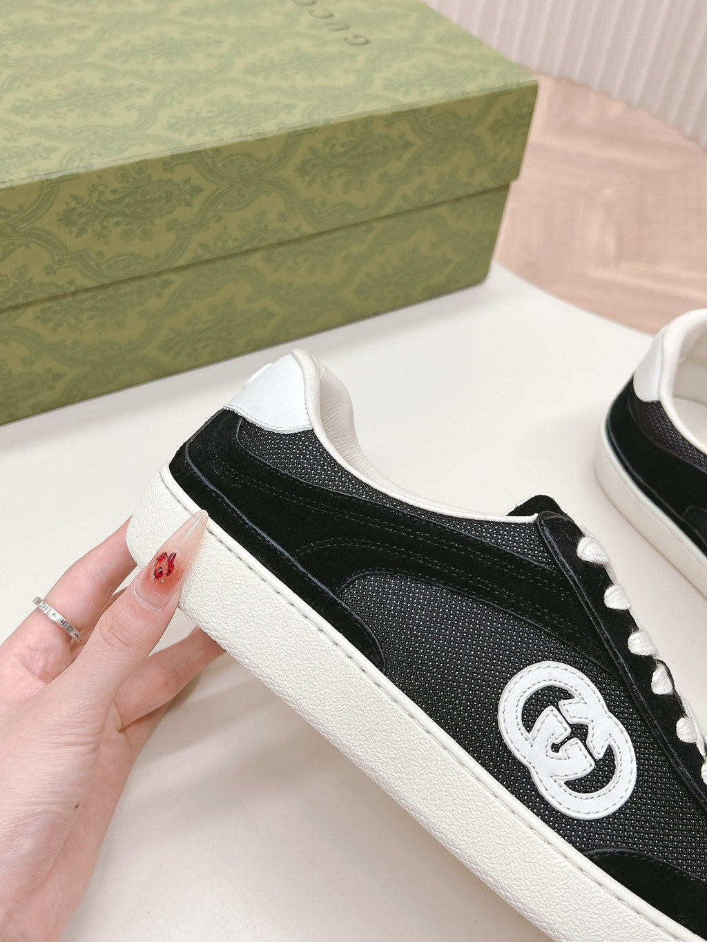 GUCCI SNEAKER WITH INTERLOCKING G IN BLACK SUEDE AND MESH