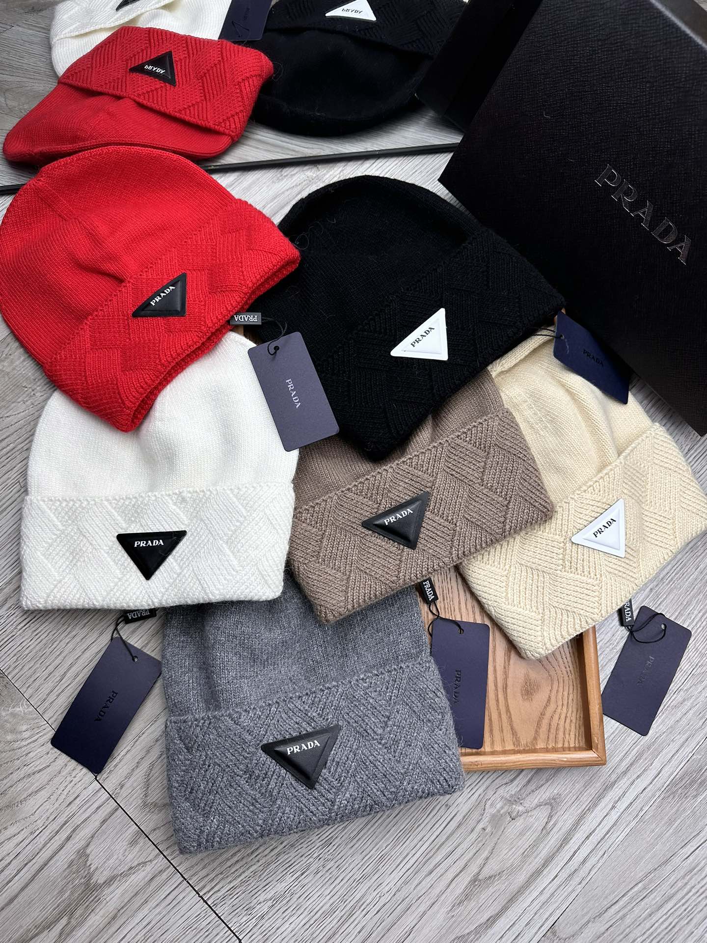 PRADA BEANIE HAT IN WHITE WOOL AND RABBIT FUR 436399