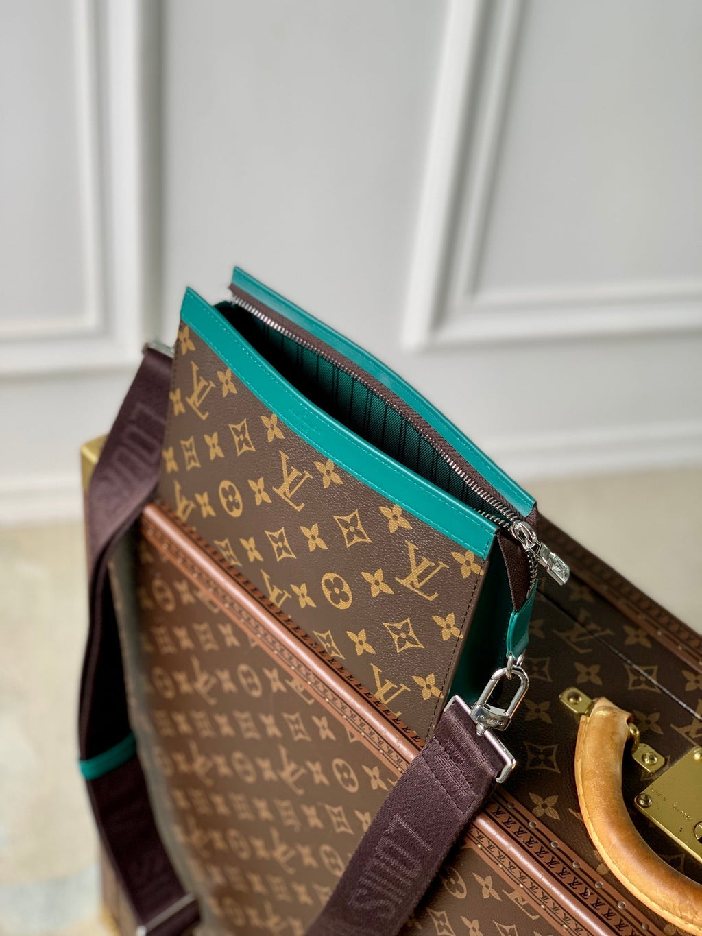 LOUIS VUITTON GASTON WEARABLE WALLET 18 IN BROWN MONOGRAM CANVAS MIX GREEN CALFSKIN
