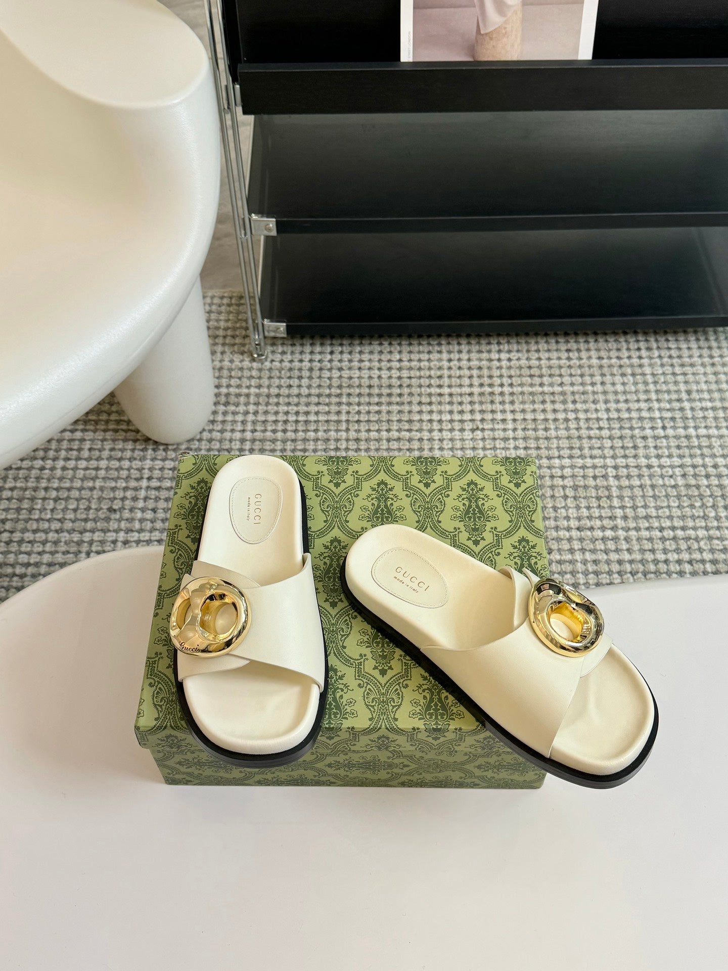 GUCCI WOMEN'S SLIPPER IN WHITE CALFSKIN WITH GOLD HARDWARE