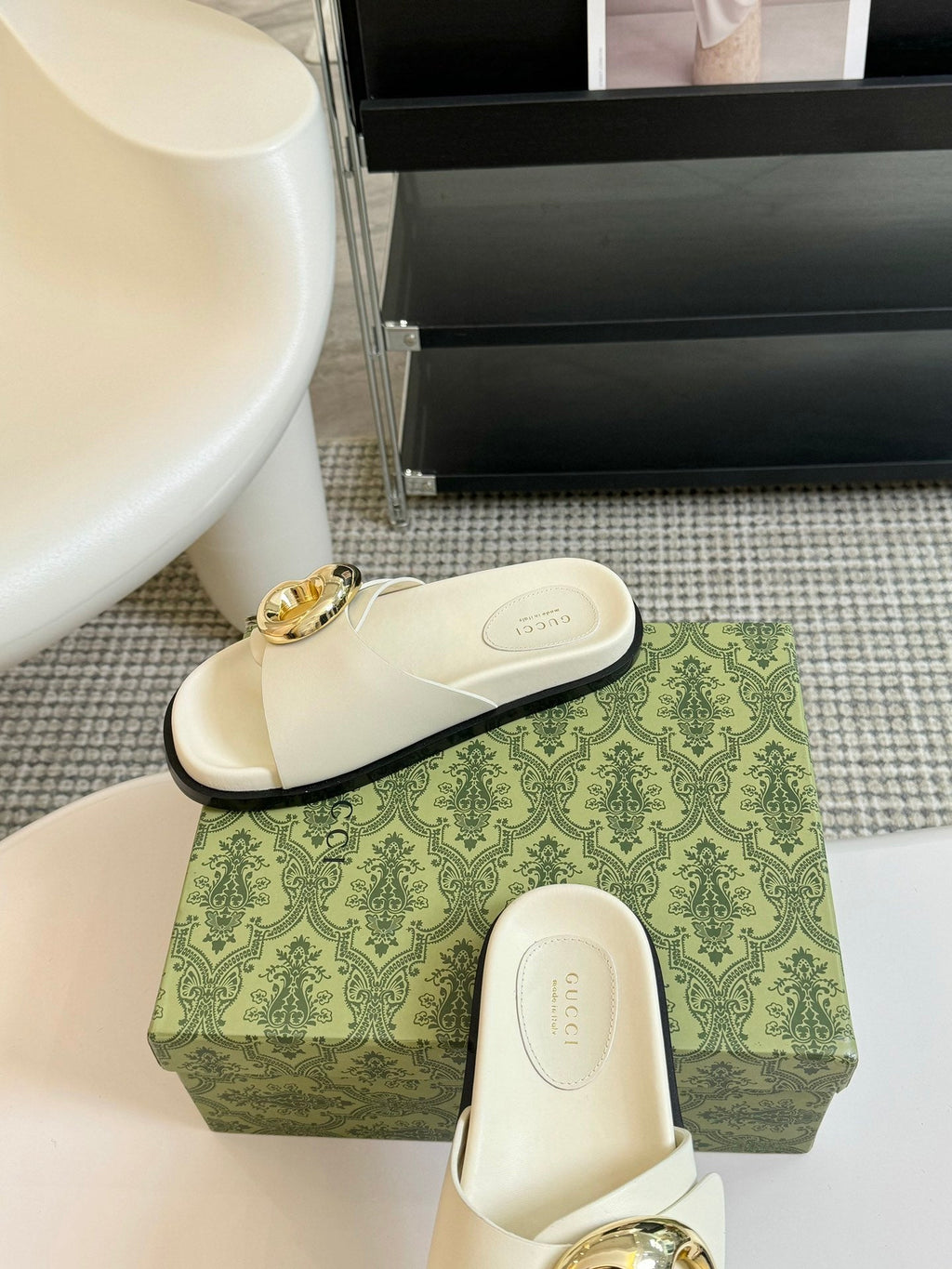 GUCCI WOMEN'S SLIPPER IN WHITE CALFSKIN WITH GOLD HARDWARE