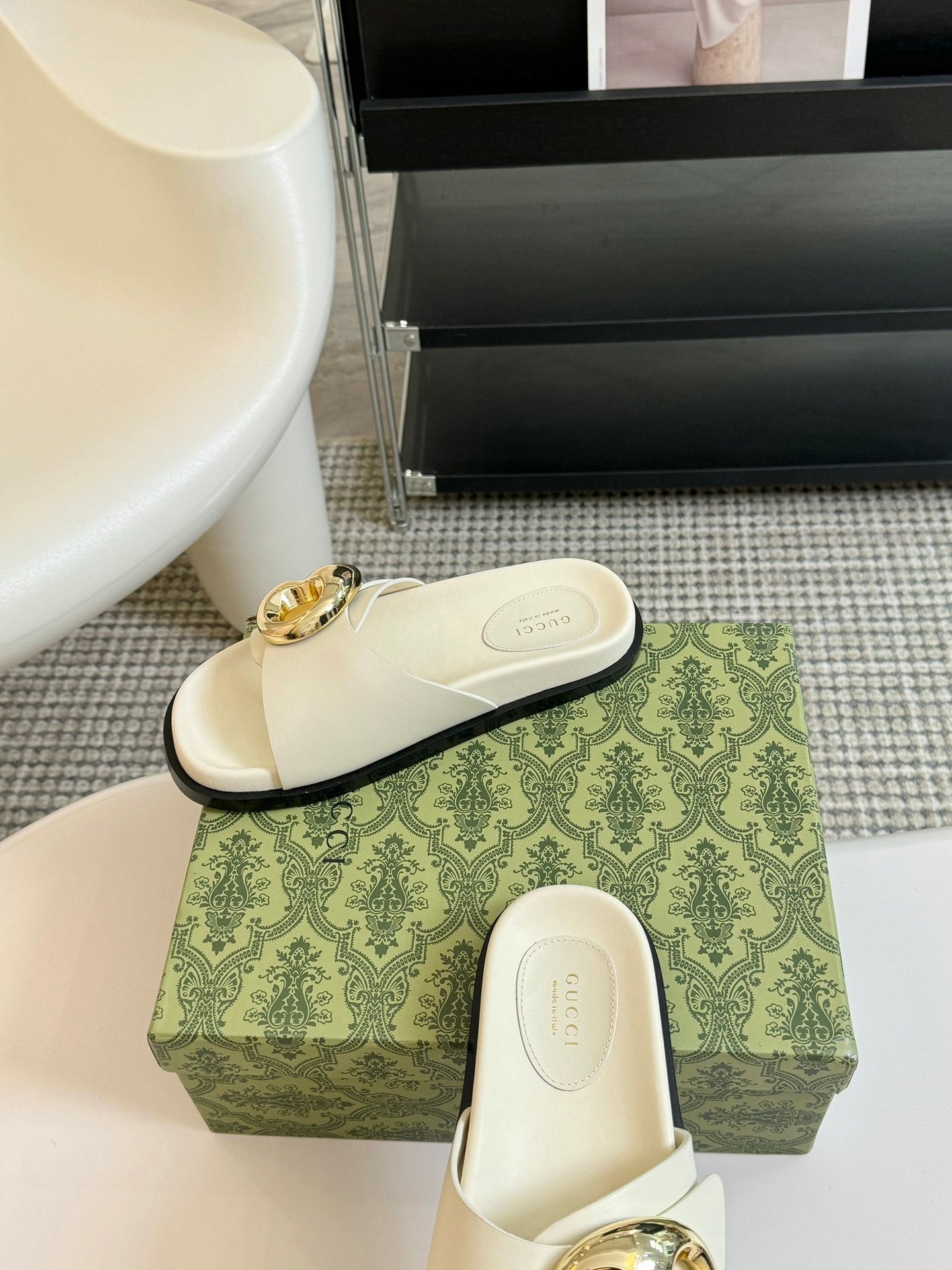 GUCCI WOMEN'S SLIPPER IN WHITE CALFSKIN WITH GOLD HARDWARE