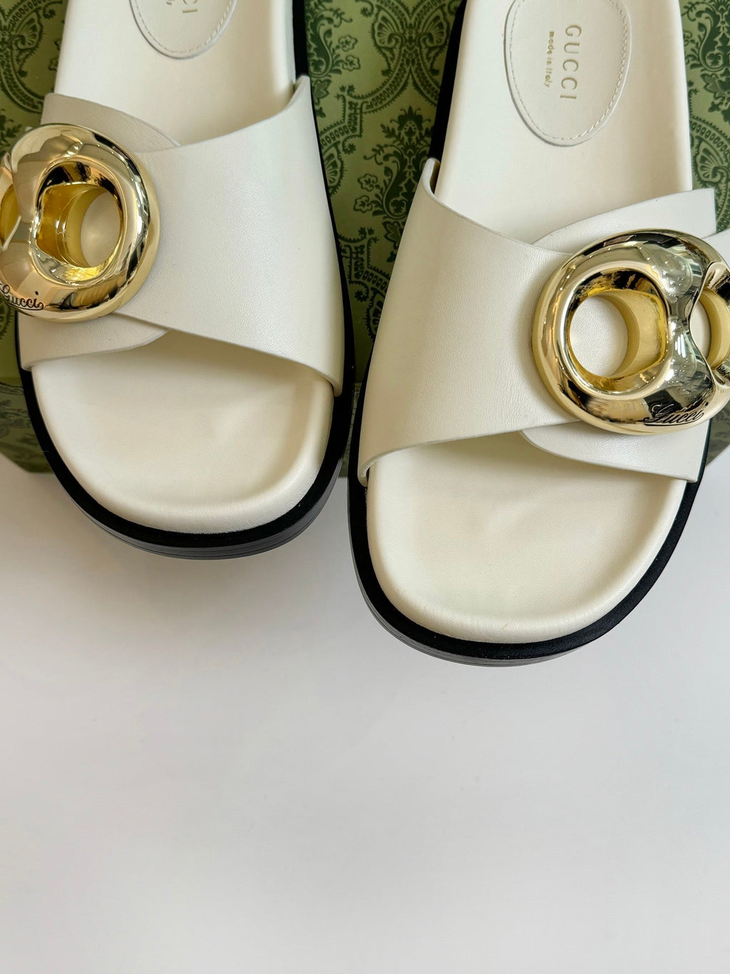 GUCCI WOMEN'S SLIPPER IN WHITE CALFSKIN WITH GOLD HARDWARE