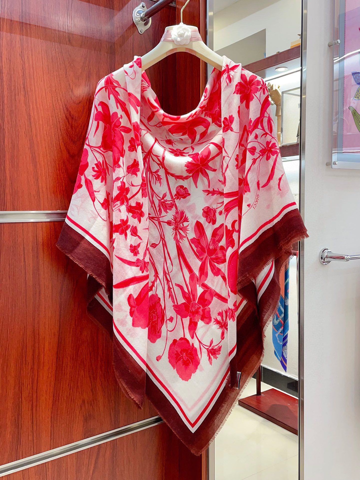 GUCCI SQUARE SCARF 140 CM IN ROSE RED CASHMERE 398256