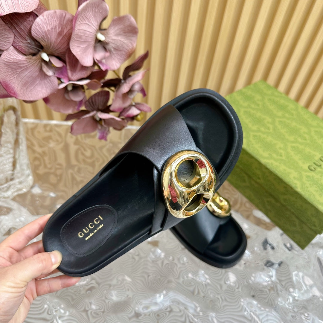 GUCCI WOMEN'S SLIPPER IN BLACK CALFSKIN WITH GOLD HARDWARE