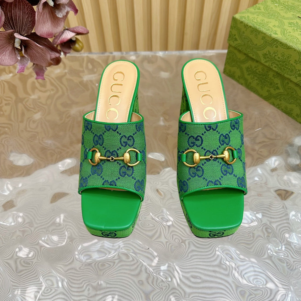 GUCCI HORSEBIT SLIDE SANDAL IN FOREST GREEN MONOGRAM CANVAS AND SHEEPSKIN LINING