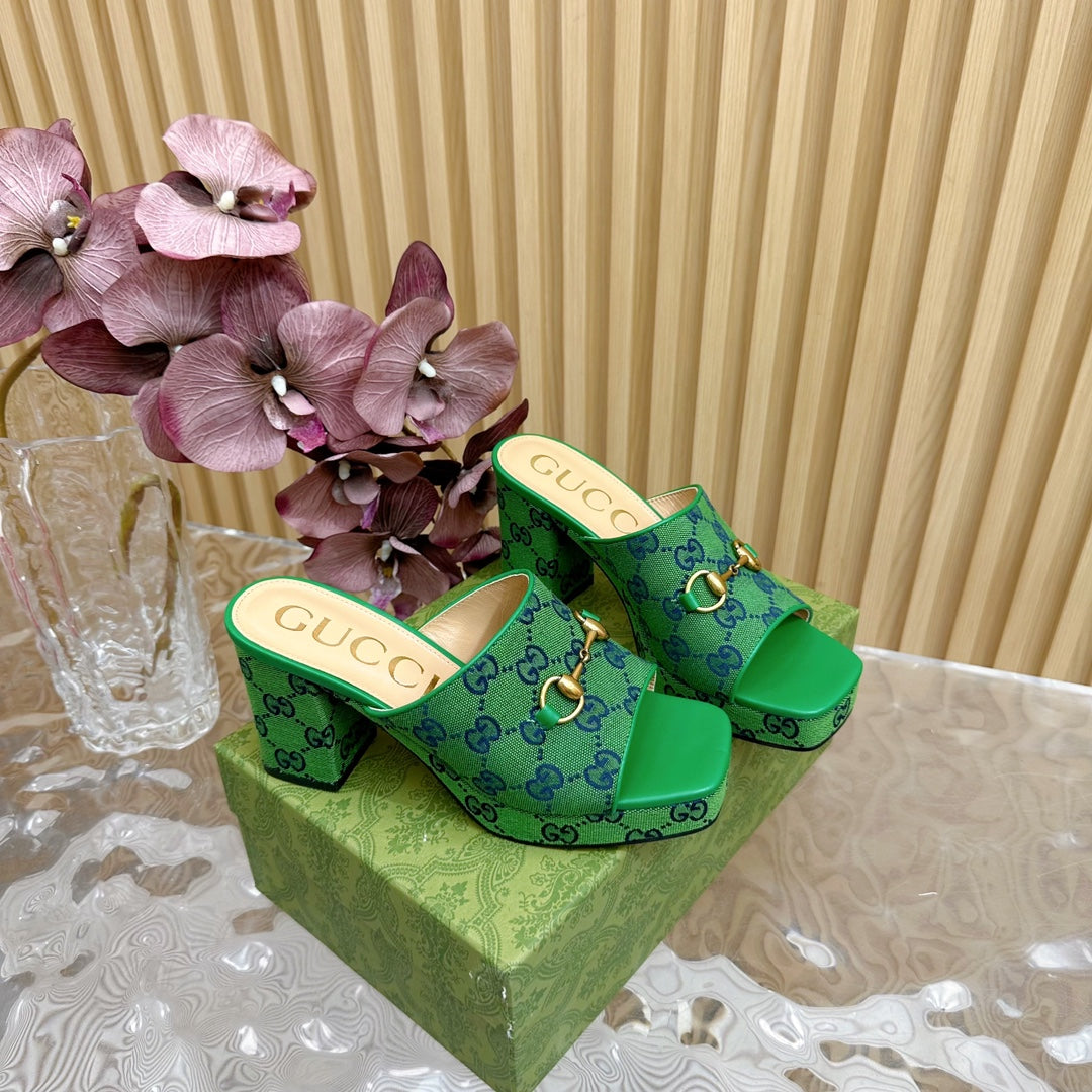 GUCCI HORSEBIT SLIDE SANDAL IN FOREST GREEN MONOGRAM CANVAS AND SHEEPSKIN LINING