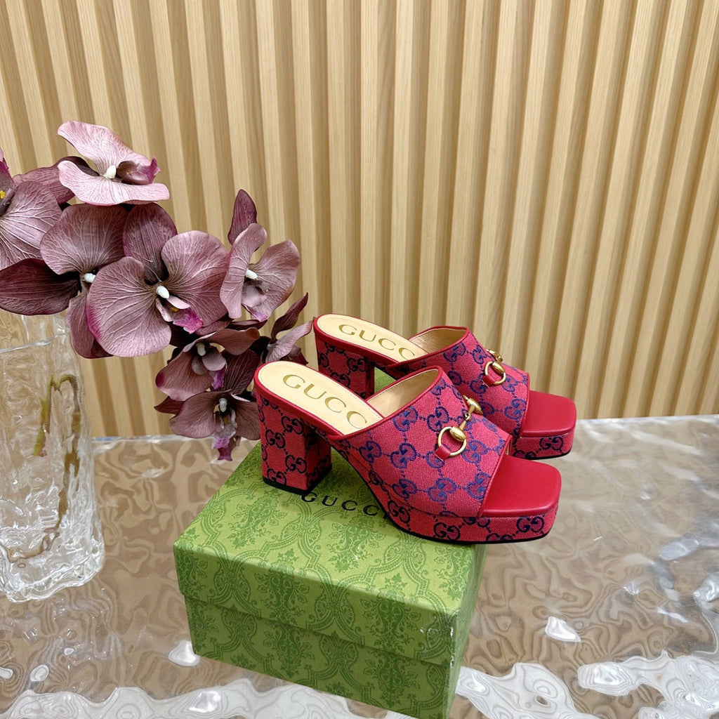 GUCCI HORSEBIT SLIDE SANDAL IN RED MONOGRAM CANVAS AND SHEEPSKIN LINING