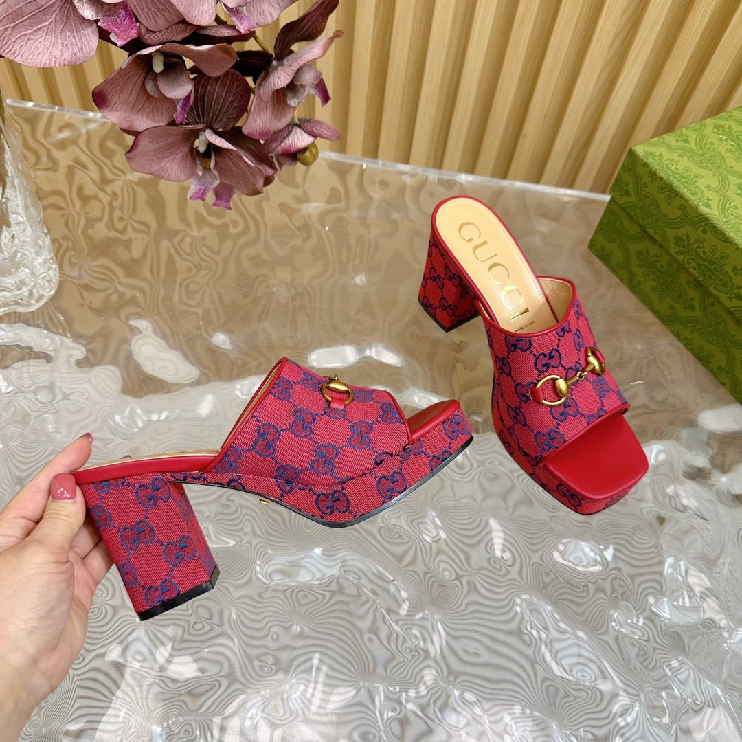 GUCCI HORSEBIT SLIDE SANDAL IN RED MONOGRAM CANVAS AND SHEEPSKIN LINING