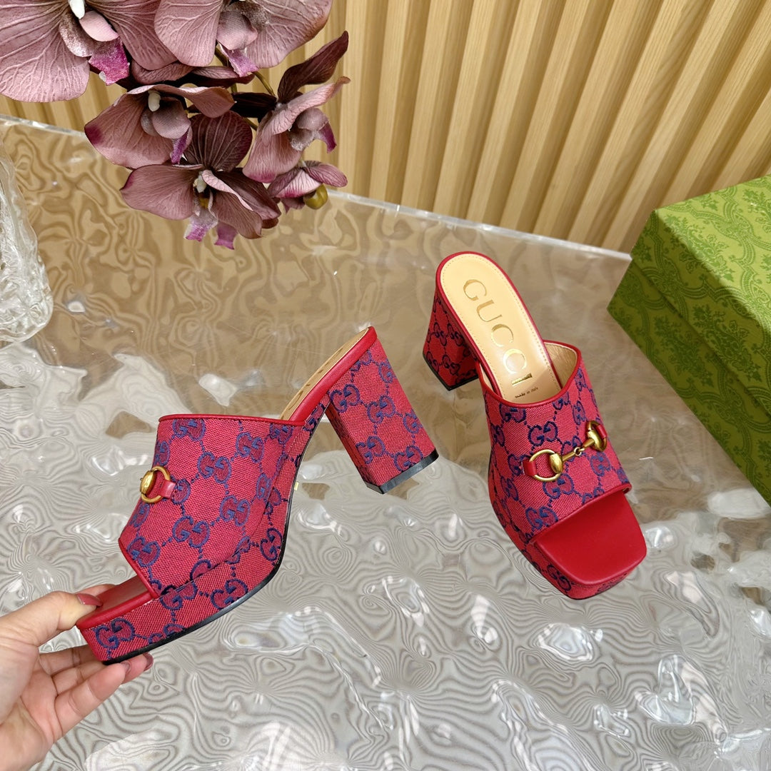 GUCCI HORSEBIT SLIDE SANDAL IN RED MONOGRAM CANVAS AND SHEEPSKIN LINING
