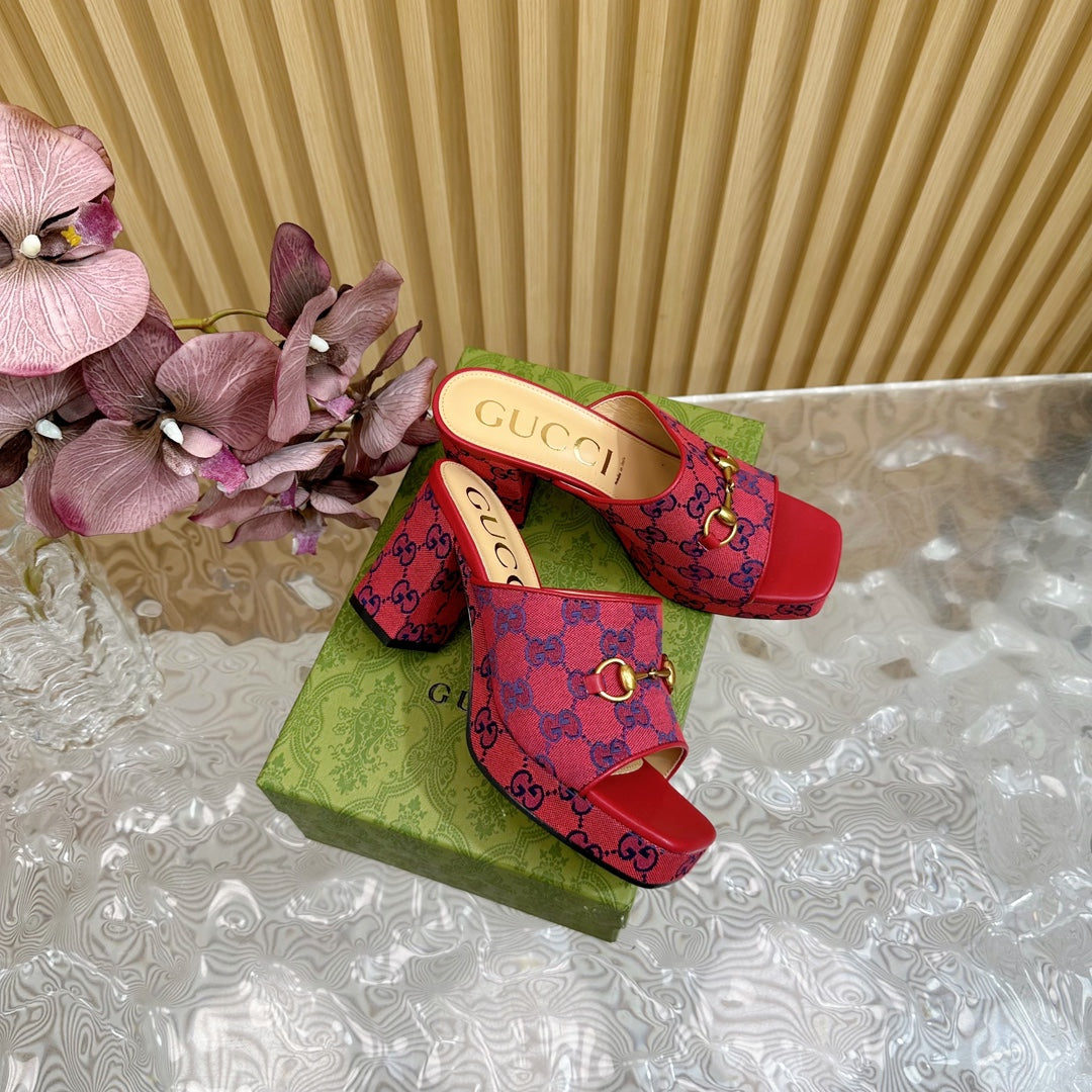 GUCCI HORSEBIT SLIDE SANDAL IN RED MONOGRAM CANVAS AND SHEEPSKIN LINING
