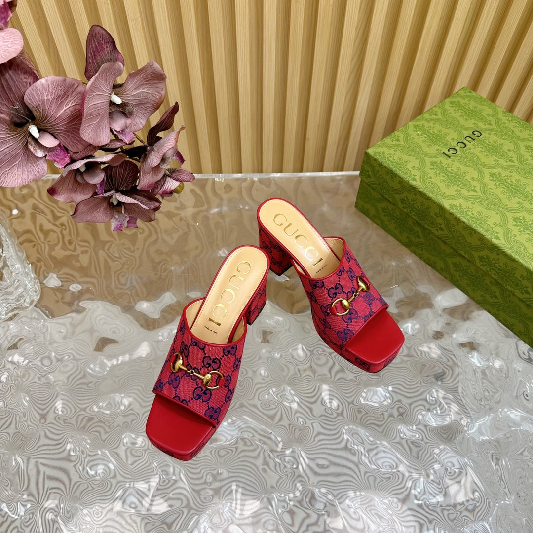 GUCCI HORSEBIT SLIDE SANDAL IN RED MONOGRAM CANVAS AND SHEEPSKIN LINING