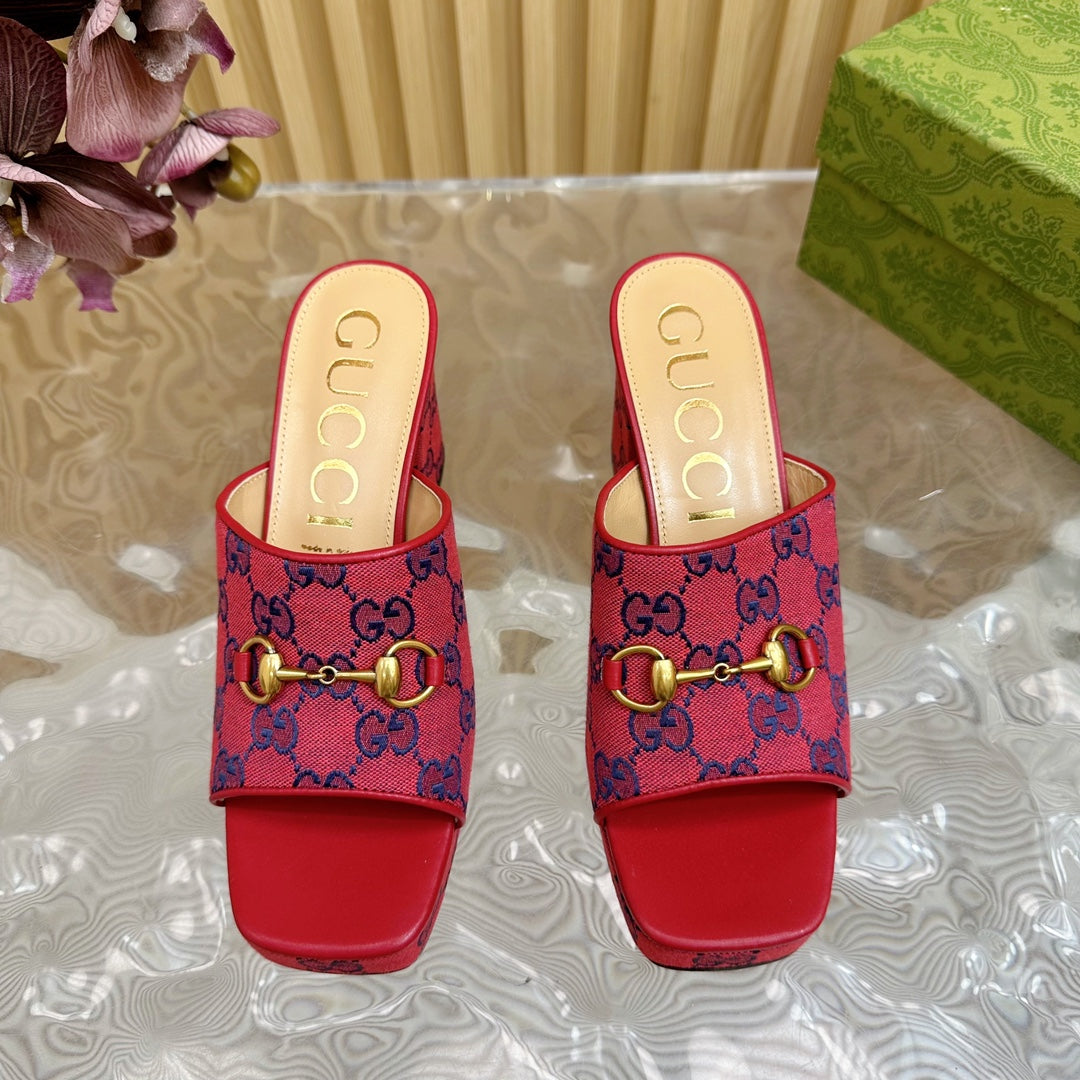 GUCCI HORSEBIT SLIDE SANDAL IN RED MONOGRAM CANVAS AND SHEEPSKIN LINING