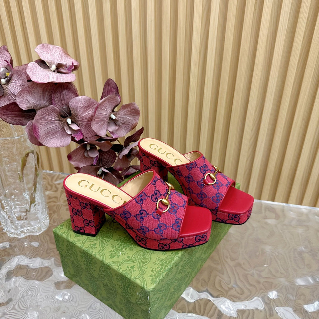 GUCCI HORSEBIT SLIDE SANDAL IN RED MONOGRAM CANVAS AND SHEEPSKIN LINING