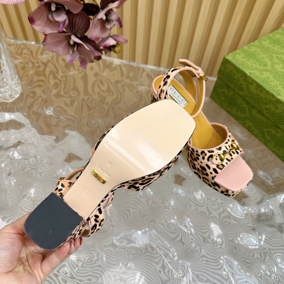 GUCCI HORSEBIT HIGH-HEEL SANDAL WITH LEOPARD PRINT IN LIGHT PINK VELVET AND CALFSKIN LINING