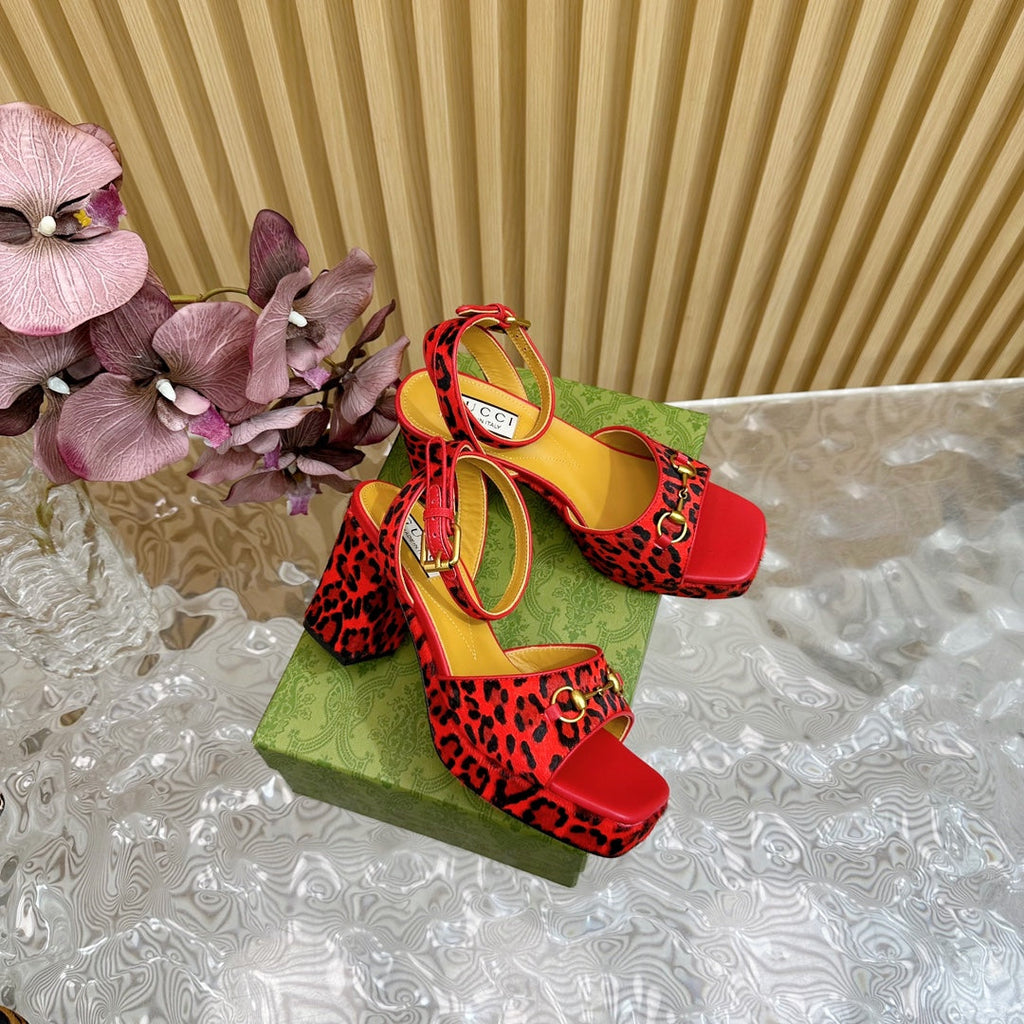 GUCCI HORSEBIT HIGH-HEEL SANDAL WITH LEOPARD PRINT IN RED VELVET AND CALFSKIN LINING