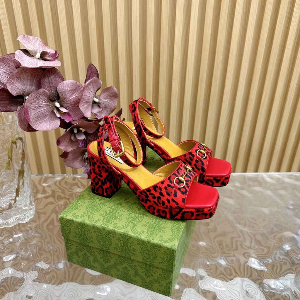 GUCCI HORSEBIT HIGH-HEEL SANDAL WITH LEOPARD PRINT IN RED VELVET AND CALFSKIN LINING