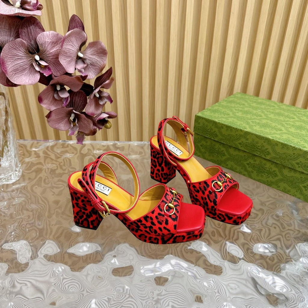 GUCCI HORSEBIT HIGH-HEEL SANDAL WITH LEOPARD PRINT IN RED VELVET AND CALFSKIN LINING