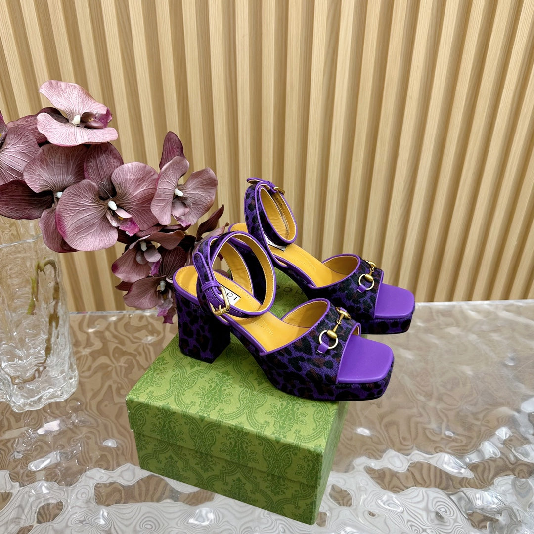 GUCCI HORSEBIT HIGH-HEEL SANDAL WITH LEOPARD PRINT IN PURPLE VELVET AND CALFSKIN LINING