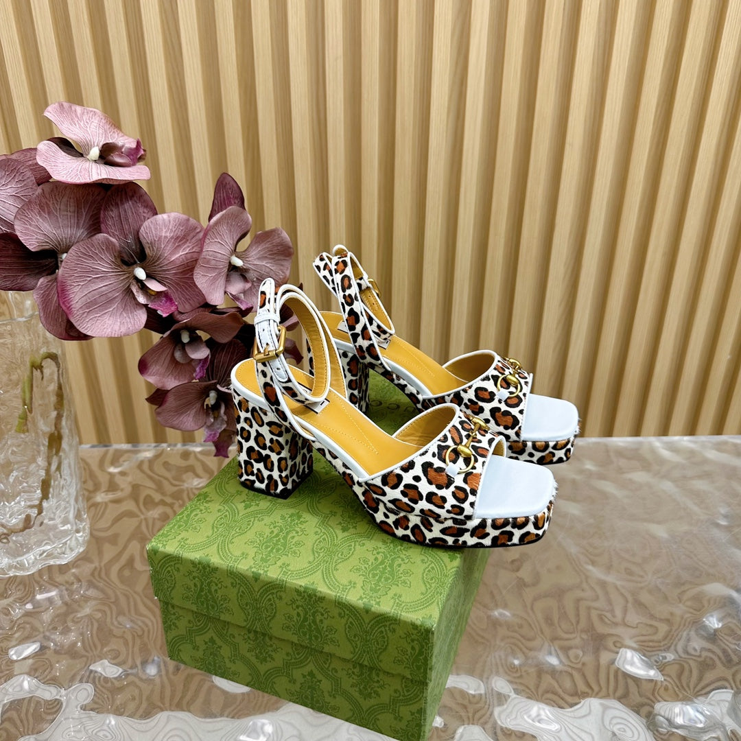 GUCCI HORSEBIT HIGH-HEEL SANDAL WITH LEOPARD PRINT IN WHITE VELVET AND CALFSKIN LINING