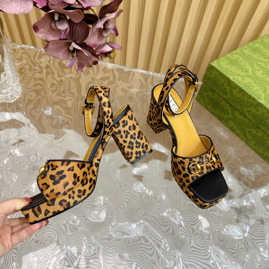 GUCCI HORSEBIT HIGH-HEEL SANDAL WITH LEOPARD PRINT IN PEANUT BROWN VELVET AND CALFSKIN LINING