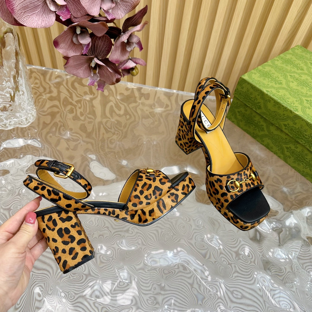 GUCCI HORSEBIT HIGH-HEEL SANDAL WITH LEOPARD PRINT IN PEANUT BROWN VELVET AND CALFSKIN LINING