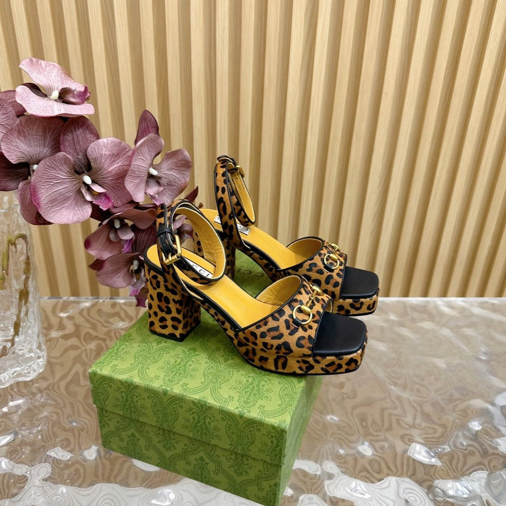 GUCCI HORSEBIT HIGH-HEEL SANDAL WITH LEOPARD PRINT IN PEANUT BROWN VELVET AND CALFSKIN LINING
