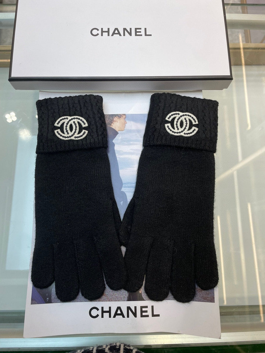 CHANEL GLOVES IN BLACK CASHMERE WITH WHITE LOGO 405907