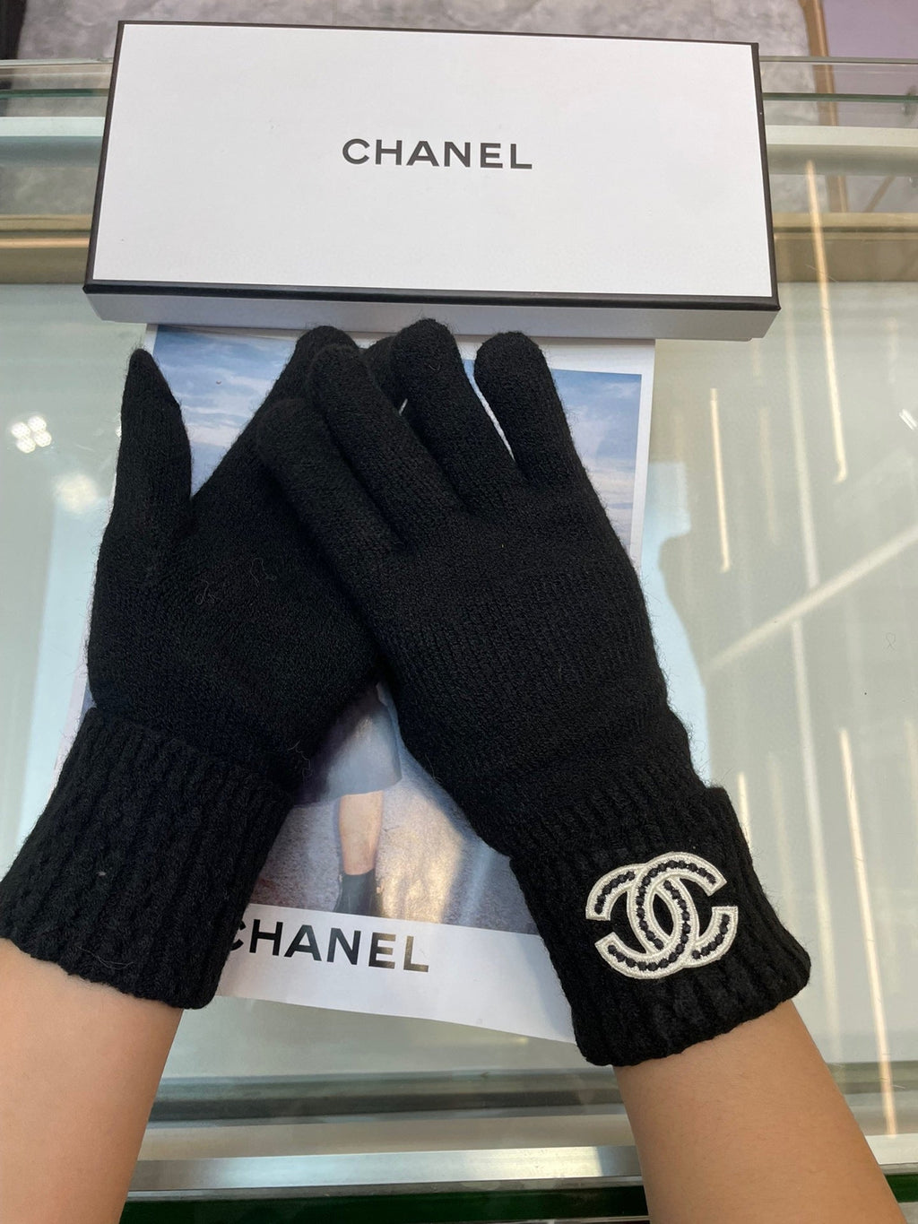 CHANEL GLOVES IN BLACK CASHMERE WITH WHITE LOGO 405907