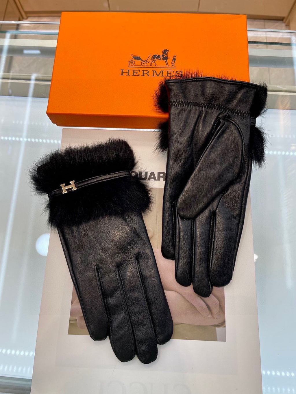 HERMES GLOVES WITH H LETTER IN BLACK SHEEPSKIN AND LAMB FUR 409344