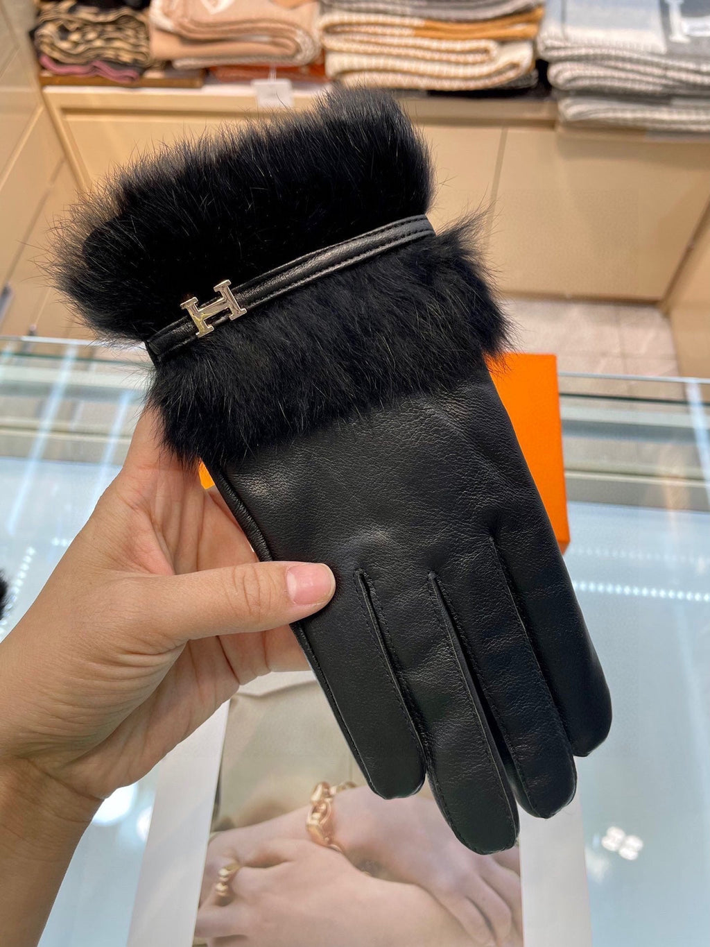 HERMES GLOVES WITH H LETTER IN BLACK SHEEPSKIN AND LAMB FUR 409344