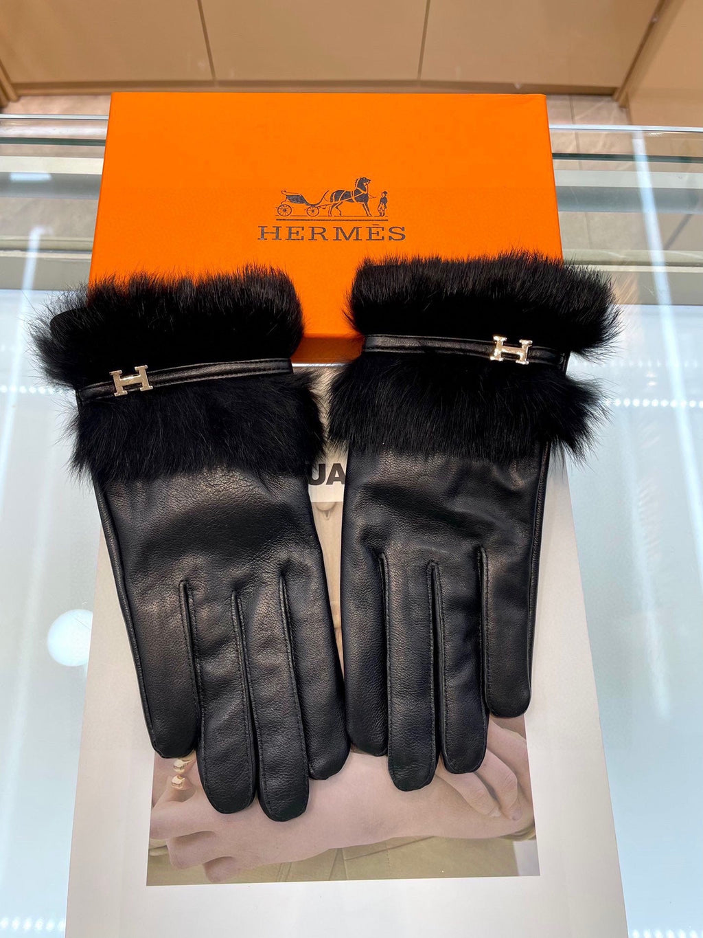 HERMES GLOVES WITH H LETTER IN BLACK SHEEPSKIN AND LAMB FUR 409344