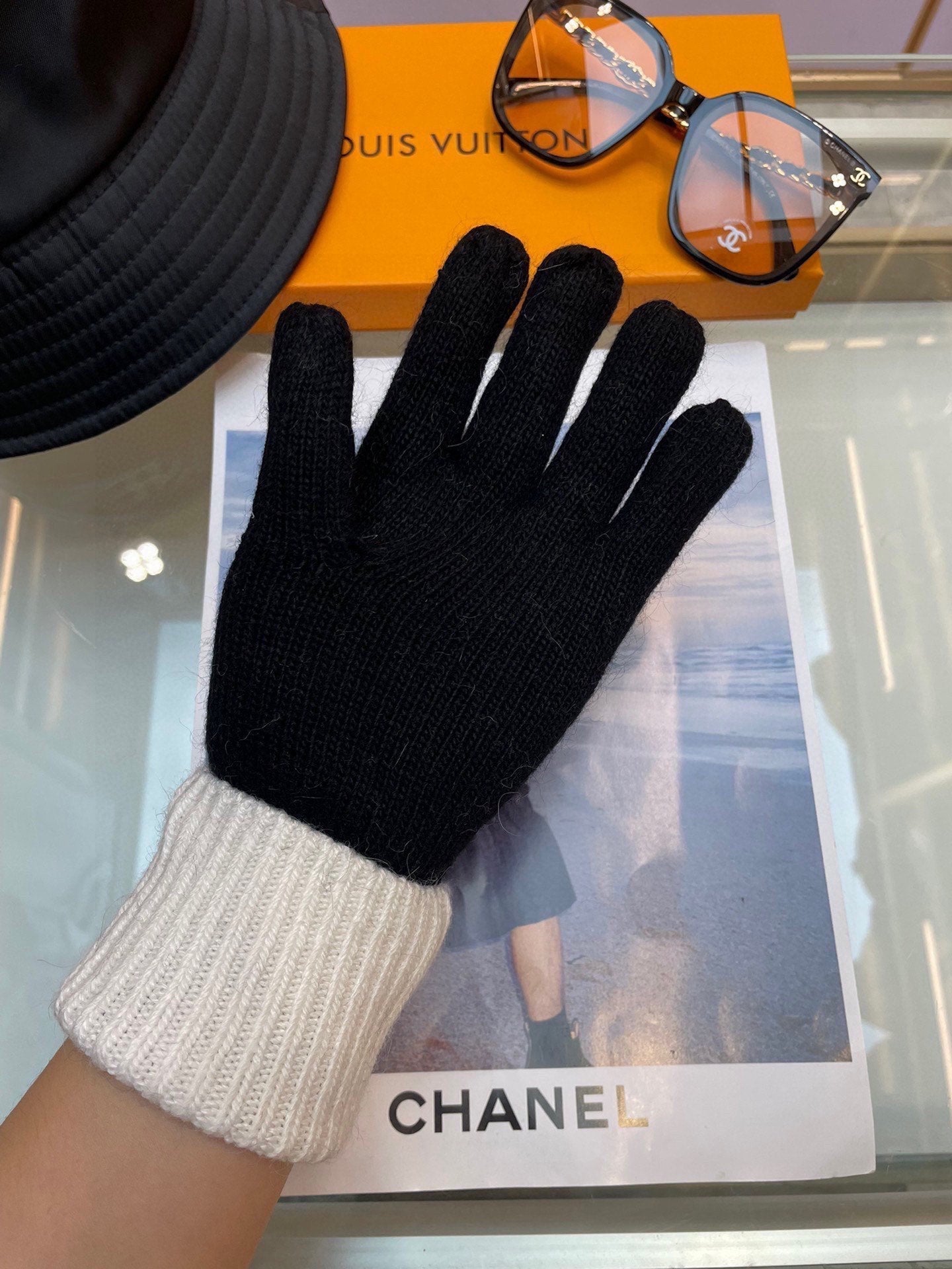 LOUIS VUITTON GLOVES IN BLACK MIX WHITE WOOL 458574