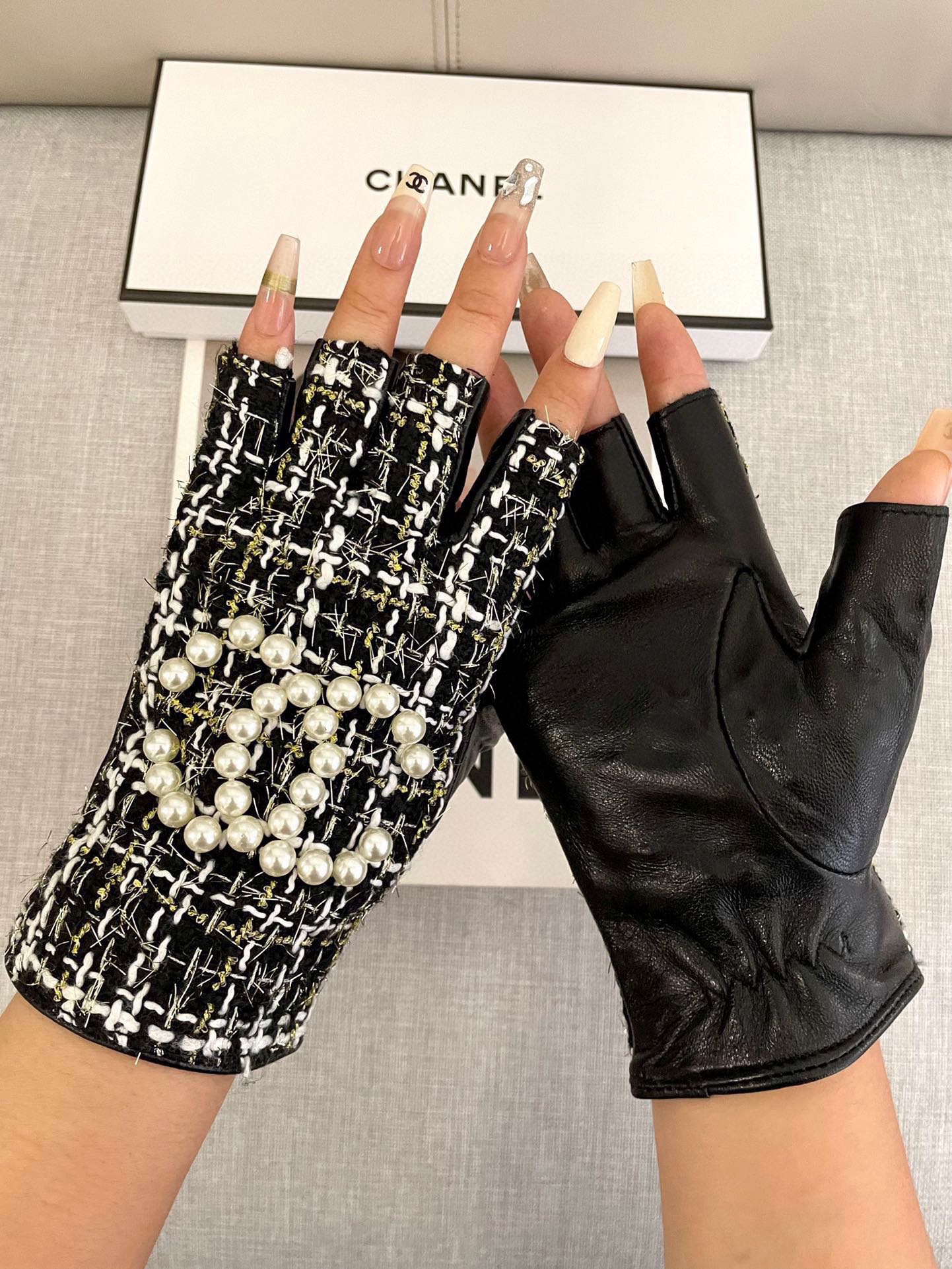 CHANEL FINGERLESS GLOVES IN BLACK MIX WHITE WOOL TWEED 463847